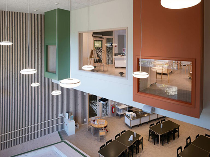 Bild som visar förskolan inifrån med öppen planlösning.