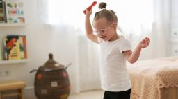 Flicka dansar i vardagsmiljö
